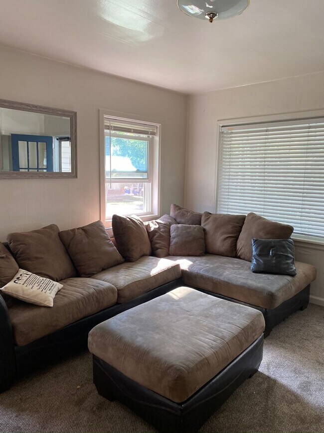 Building Photo - 6 bedroom 2 bath home