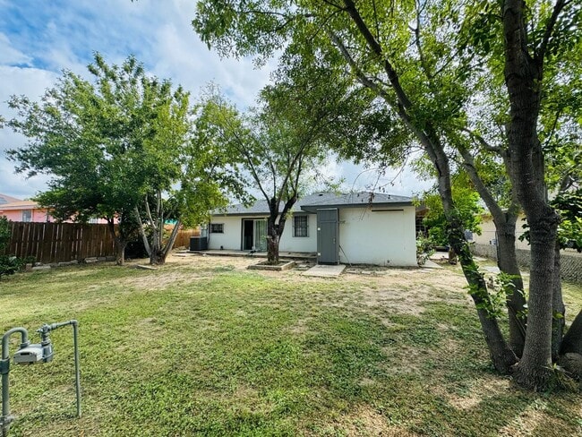 Building Photo - 112 Mirasol Dr