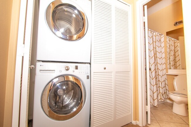 Building Photo - Beautiful 2 Bedroom / 2 Bath Condo in Desi...
