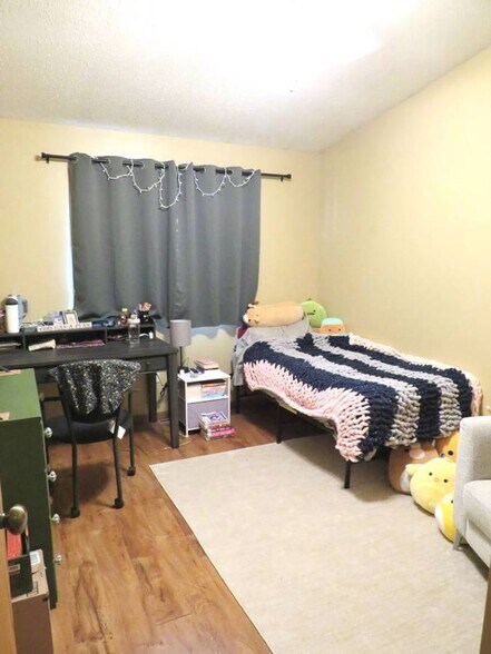 Building Photo - 1521 6th St E