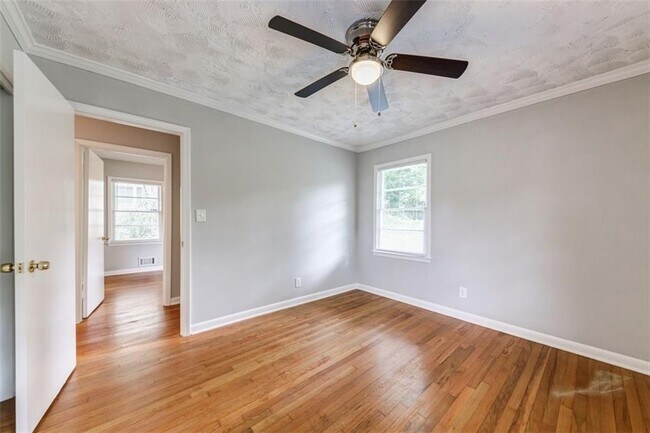 Building Photo - 1582 Lincoln Ave SE