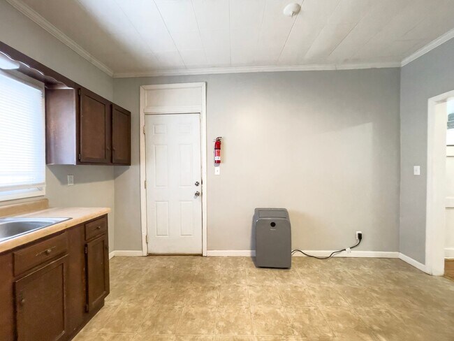 Building Photo - PRELEASING for AUGUST! Pet-Friendly 4BR Walk to Ball State, in unit Washer/dryer and hardwood flo...