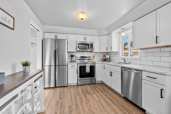 Building Photo - 3 BR 1.5 BA ranch house w/ large garage