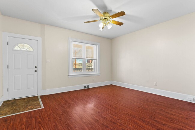 Building Photo - 1348 E 6th St