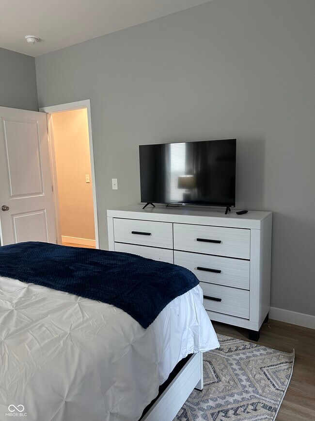 Building Photo - 44 E Parkview Ave