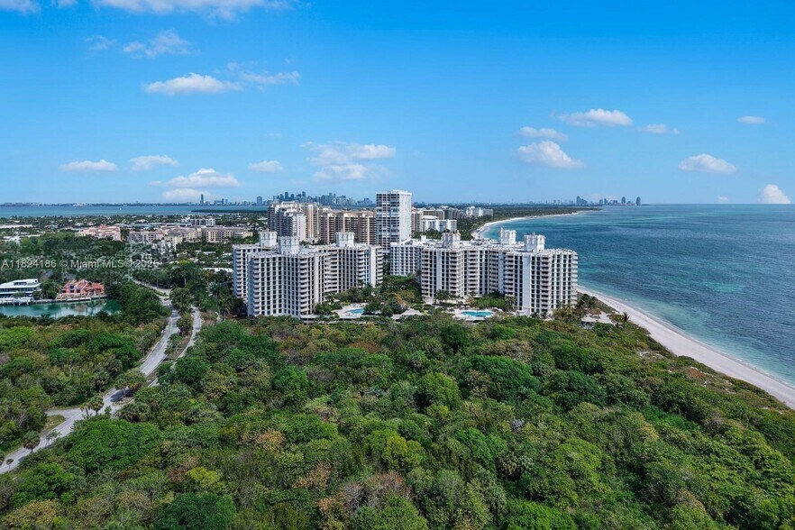 Building Photo - 1121 Crandon Blvd