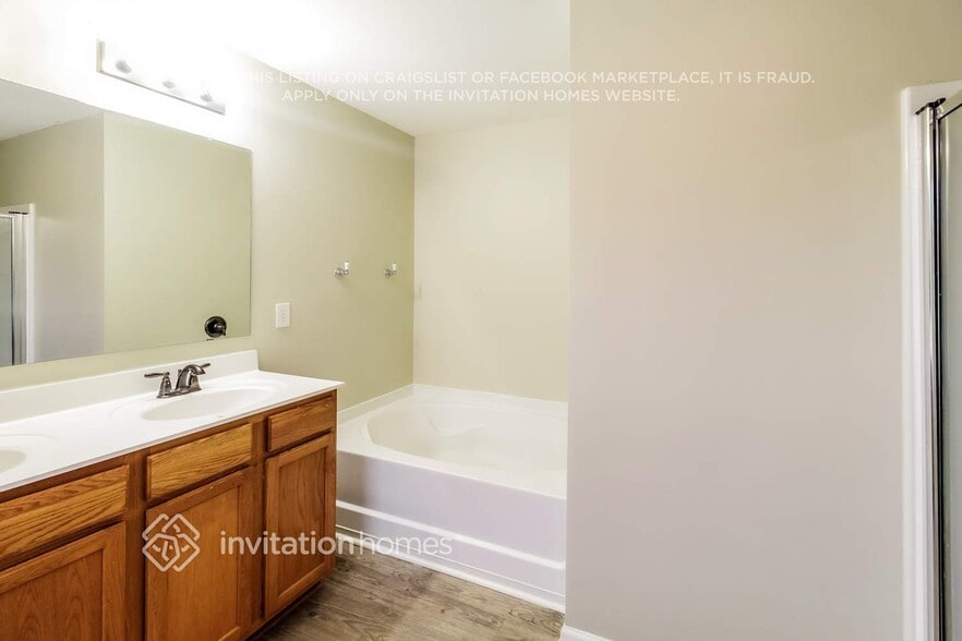 Building Photo - 2860 Englewood Dr