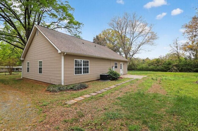 Building Photo - Charming 3BD/2BA Ranch on Large Lot in Indian Trail!