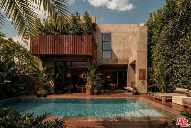 Building Photo - 530 N La Jolla Ave