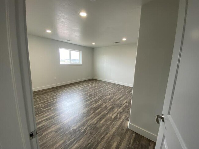 Building Photo - 705N US-191