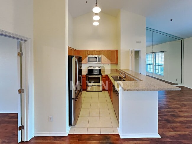 Building Photo - 4800 W Lovers Ln Apt 518
