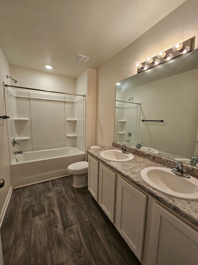 Building Photo - Spacious 4-bedroom Home in Panama City, FL - Perfect for long-term rental! *1/2 Off 1st Month's R...