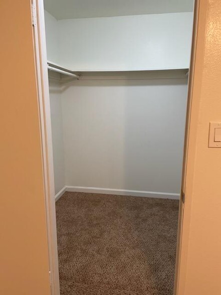 Walk in Closet - Highland Oaks Apartments & Arcadia Townhomes