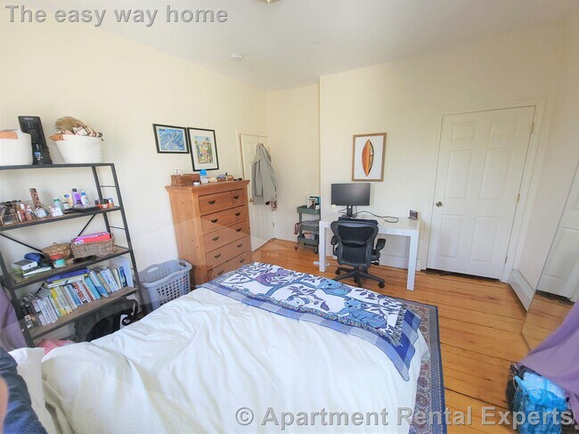 Building Photo - 37 Oak St