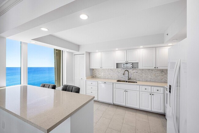 Building Photo - 3009 S Ocean Blvd