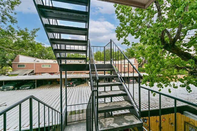 Building Photo - 496 N Post Oak Ln