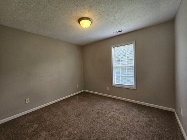 Building Photo - NEW LISTING!!!!!