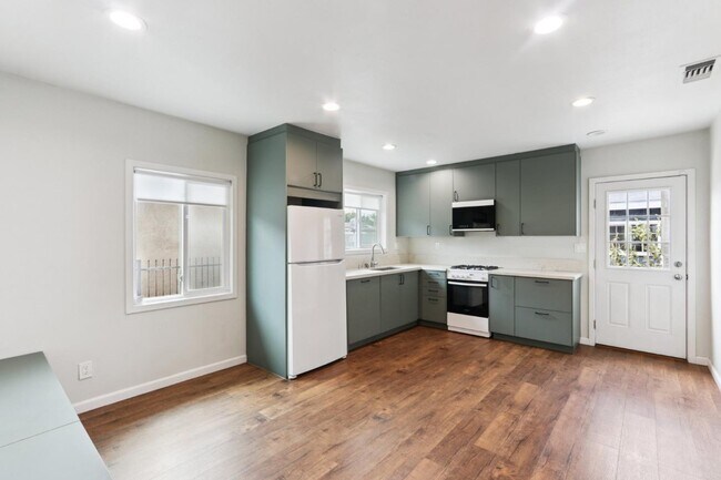 Building Photo - 218 W 87th St