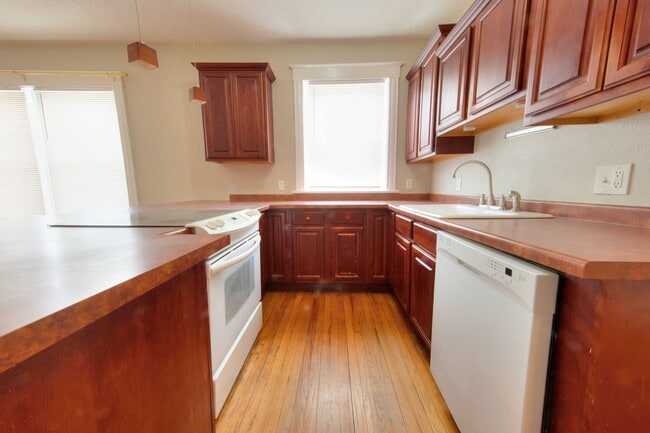 Building Photo - Charming & Spacious 3-Bedroom Unit with Private Master Suite