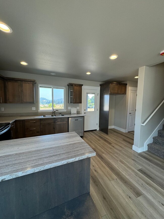 Building Photo - New 3 bedroom 2 1/2 bath home townhome on ...