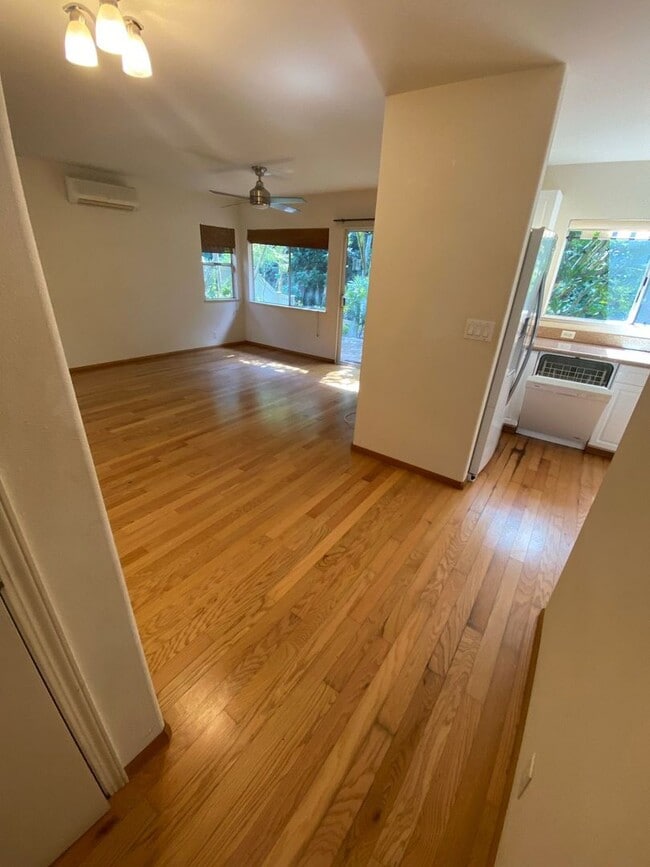 Building Photo - LOCATION, LOCATION, LOCATION!