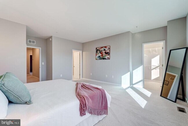 Building Photo - 44848 Tiverton Sq