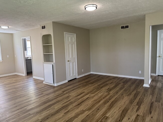 Building Photo - 2450 Greenvale Rd