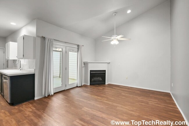 Building Photo - Charming 3 BD 2 BA Townhome Located in Hillsboro's Briarcreek Community | Recently Updated! | Mai...