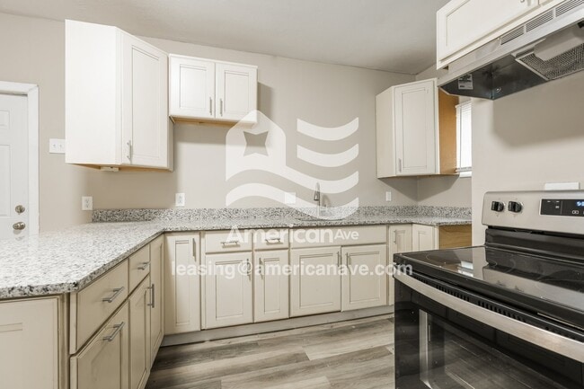 Building Photo - 743 Diamond Ave