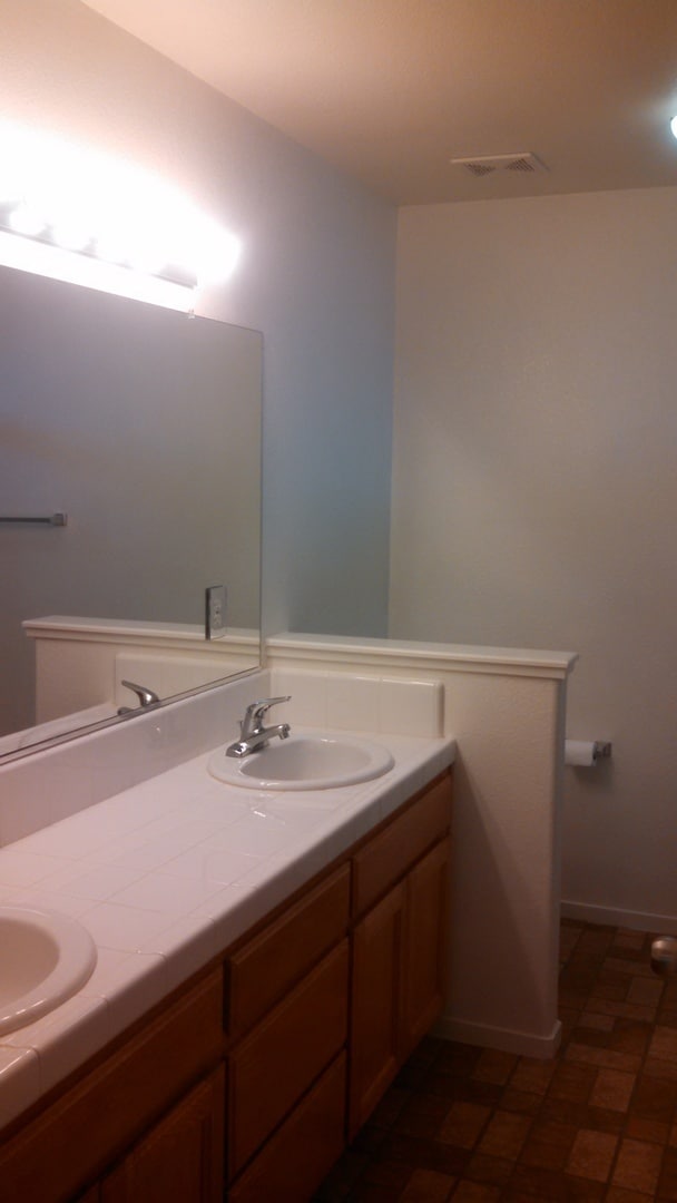 Building Photo - Beautiful home located in a court!