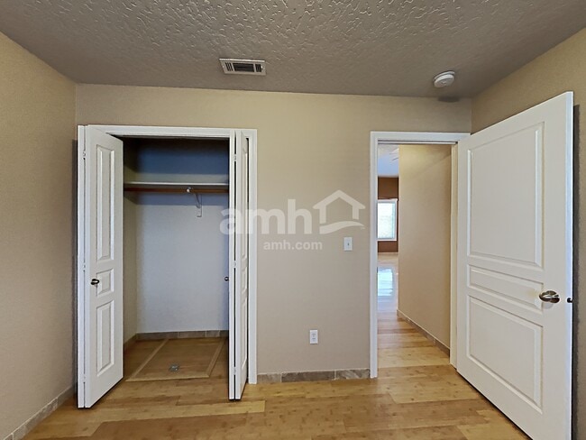 Building Photo - 11115 W Rose Lake St