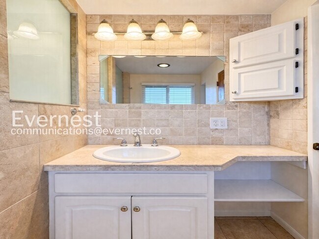 Building Photo - 4-Bed/2-Bath House Charming Home with Fenced Yard/ Available Now!