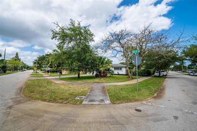 Building Photo - 1620 SW 33rd Ave