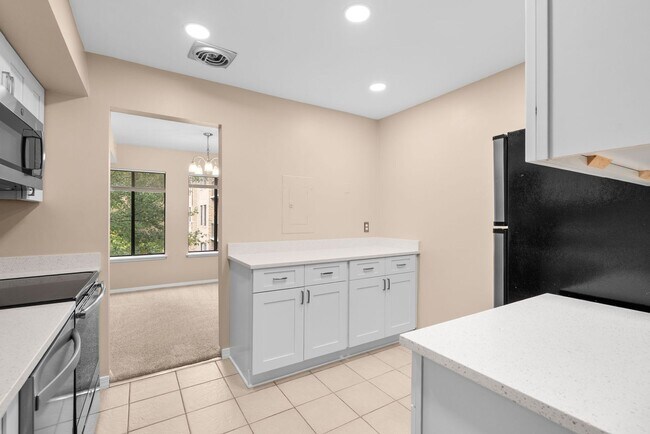 Building Photo - 2 Bed 1 Bath - Georgetown Village Condo - Move In Ready