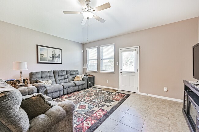 Building Photo - 2411 Lakecrest Town Dr