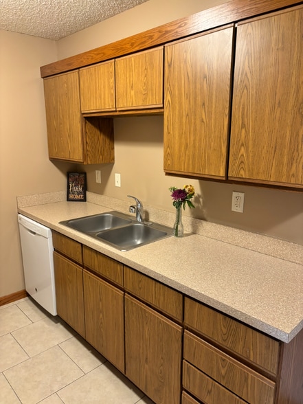 Building Photo - 5010 Emerald Dr