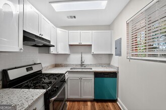 Building Photo - 2510 Peachwood Cir NE