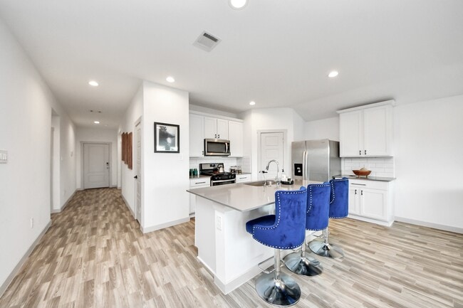 Building Photo - 202 Serena Pk Ln