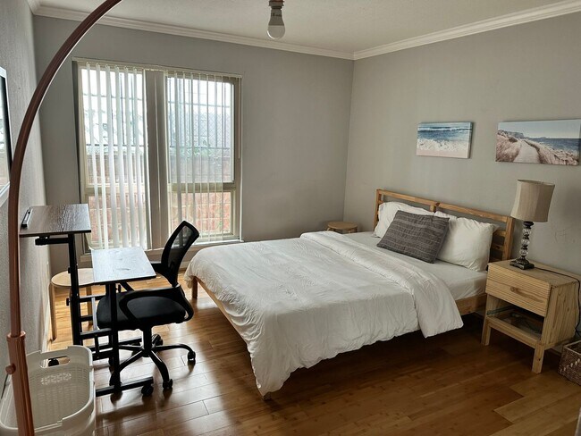 Building Photo - 2B2B - Prime Westlake Location Spacious Corner-unit Condo