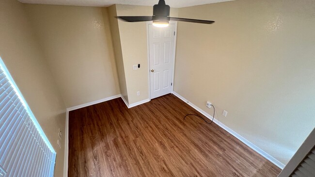 Building Photo - Bright & Spacious 3/2 Home with Huge Yard + Screened Patio — Lawn Care Included!