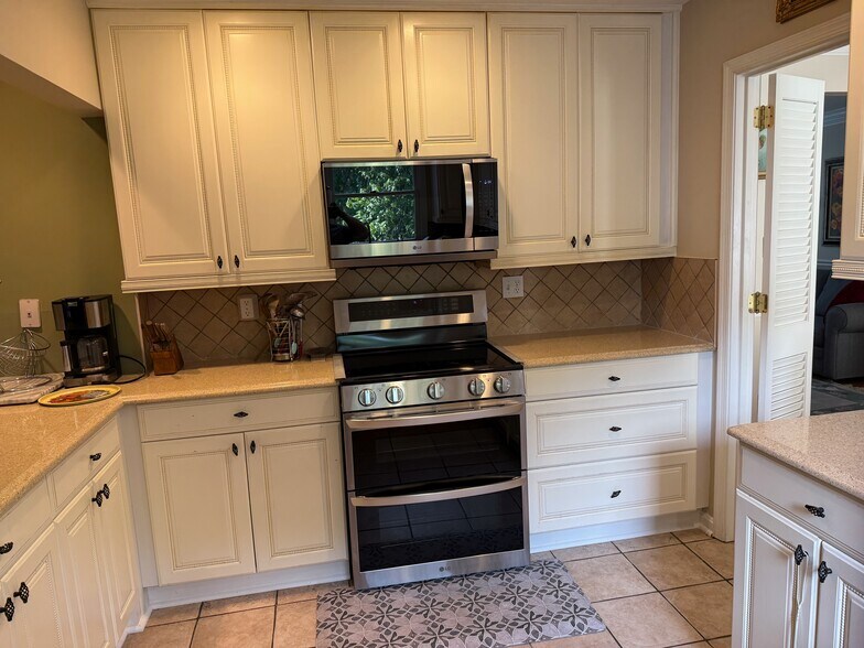 Building Photo - 10225 Tamarack Dr