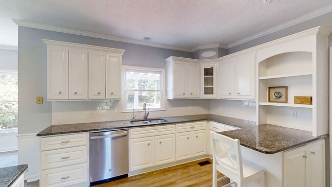 Building Photo - 4130 Knollcrest Cir N