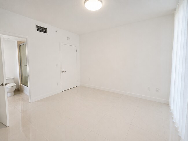 Building Photo - 6000 Collins Ave