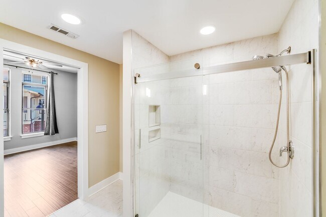 Building Photo - SouthEnd Luxury + Included Utilities (Gas,...
