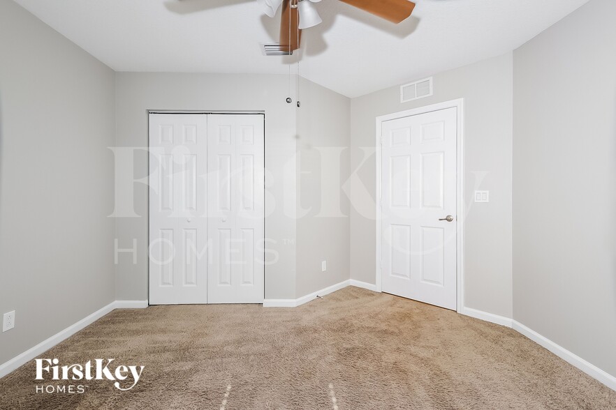 Building Photo - 511 SW Nadell Ave