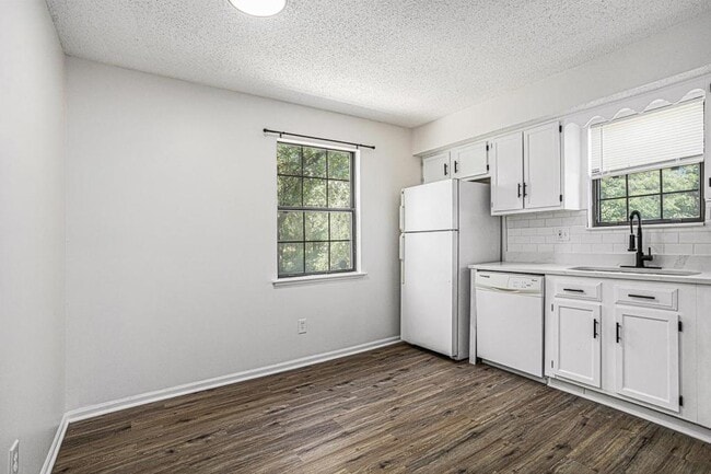 Building Photo - 318 NE Timbercreek Ct