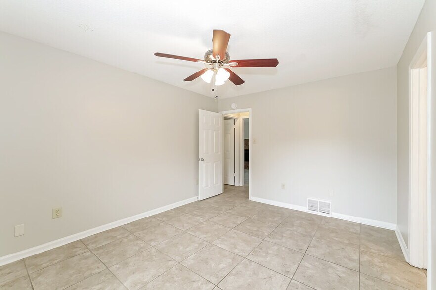 Building Photo - 2694 Lakeside Dr