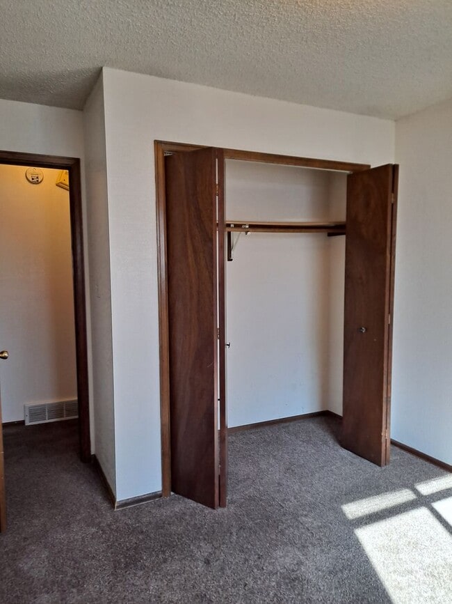 Building Photo - ALL PROSPECTIVE TENANTS MUST SUBMIT A $58 ...