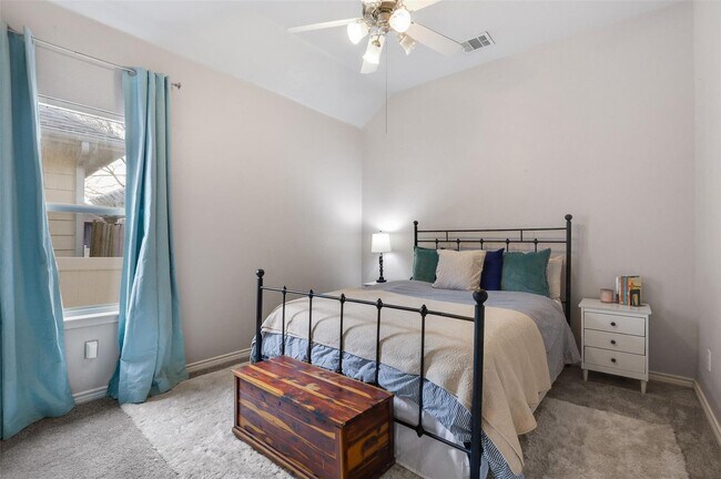 Building Photo - Beautiful house includes oversized covered Front Porch, features 4 Beds, 2 Baths, Study, Gameroom...