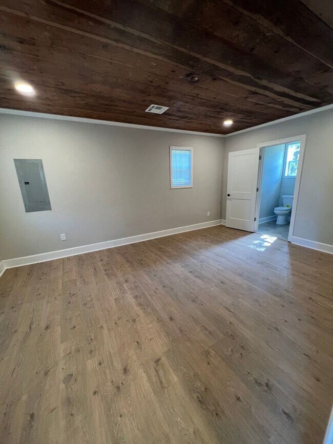 Building Photo - Renovated 2 Bed 2 Bath Lake Charles